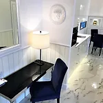 Mondrian Luxury & Market Square I Lägenhetshotell Warszawa