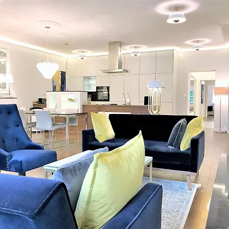 Mondrian Luxury & Market Square I 5*