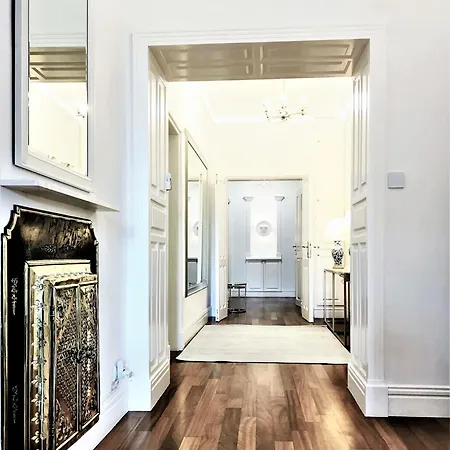 Mondrian Luxury & Market Square I 5*