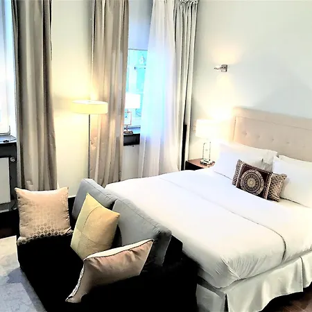 Mondrian Luxury & Market Square I 5*
