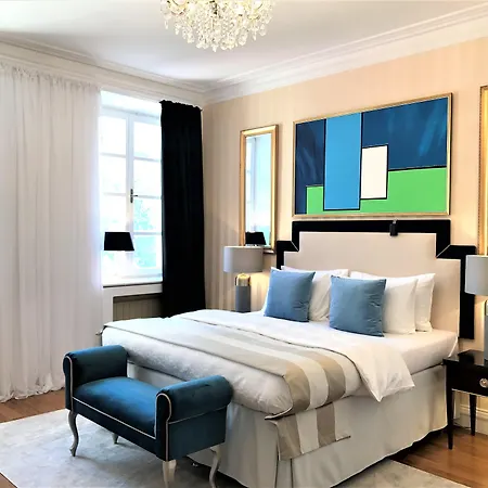 Mondrian Luxury & Market Square I 4*