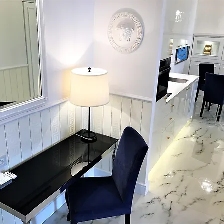 Mondrian Luxury & Market Square I Apart Otel Varşova