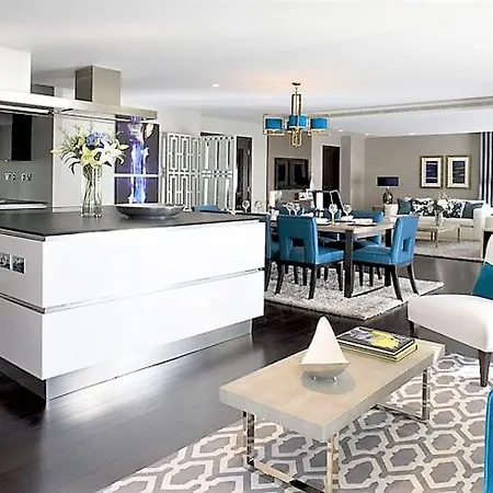 Mondrian Luxury & Market Square I 4*