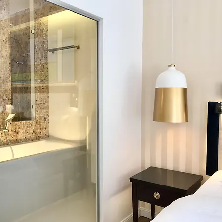 Mondrian Luxury & Market Square I 4*
