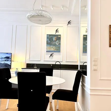 Mondrian Luxury & Market Square I 4*