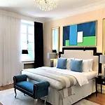 Mondrian Luxury & Market Square I 4*