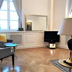 アパートホテル Mondrian Luxury & Market Square I 4*