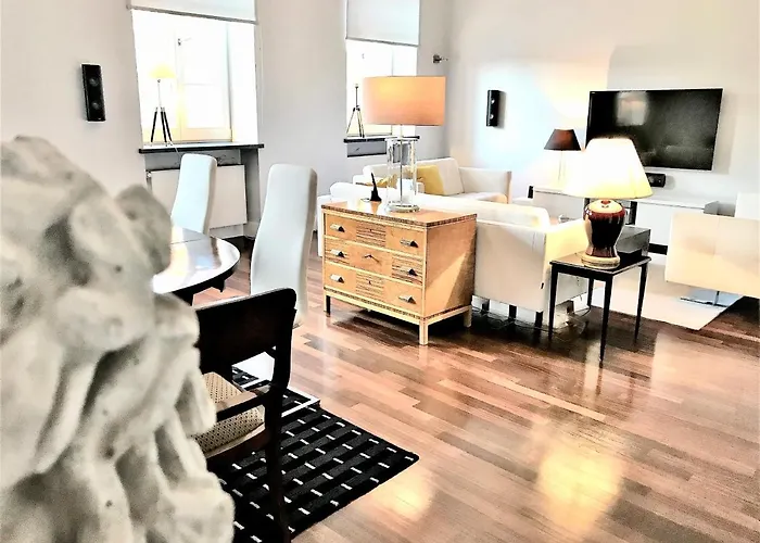 Mondrian Luxury & Market Square I 4*