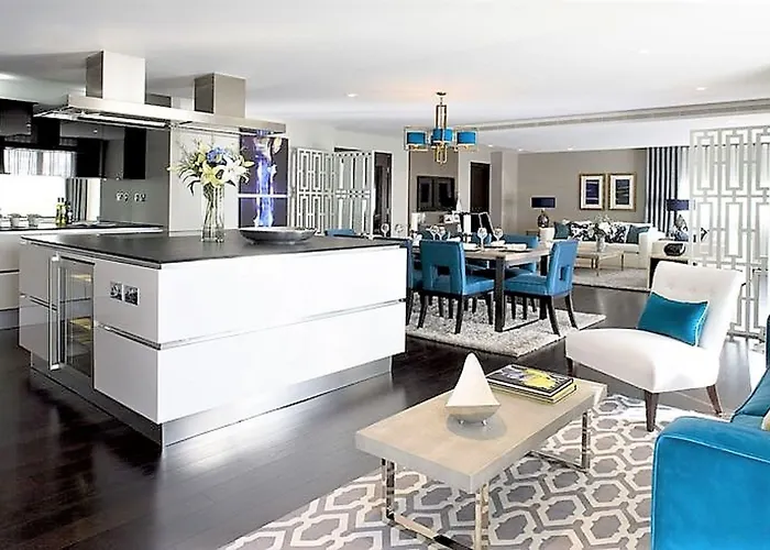 Mondrian Luxury & Market Square I 4*